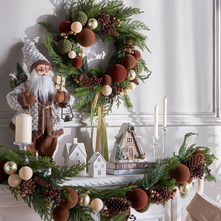 Pine Needle Wreath with Bauble - 61 cm