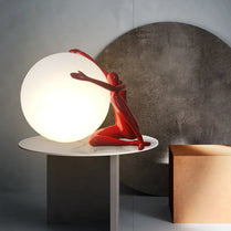 Nordic modern simple humanoid art sculpture holding ball resin led table lamp living room bedroom decoration bedside desk lamps